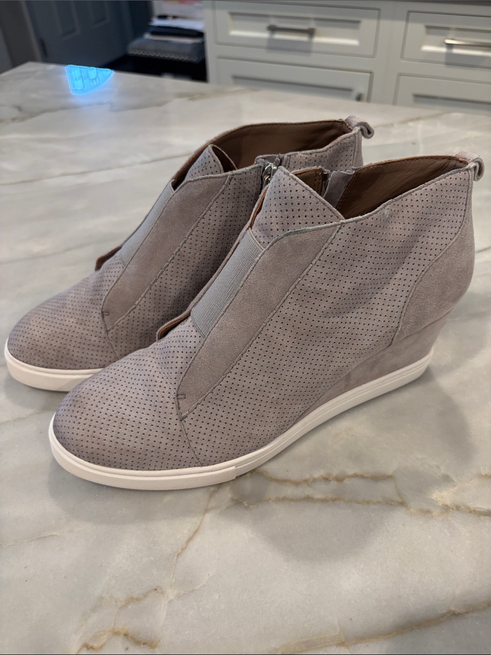 Linea Paolo Felicia Wedge Perforated Suede Neutral Lt Gray Booties, size 9
